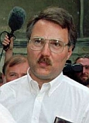 Gary Lauck leaves a Danish courtroom in August 1995.