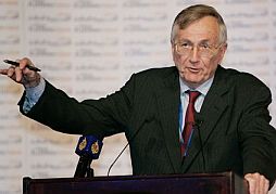 Reporter Seymour Hersh speaking at a 2007 forum on the media in Doha, Qatar.
